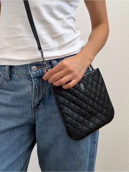 CHANEL Black Quilted. Calfskin Leather. Crossbody with CC coin. - Picture 4 of 4